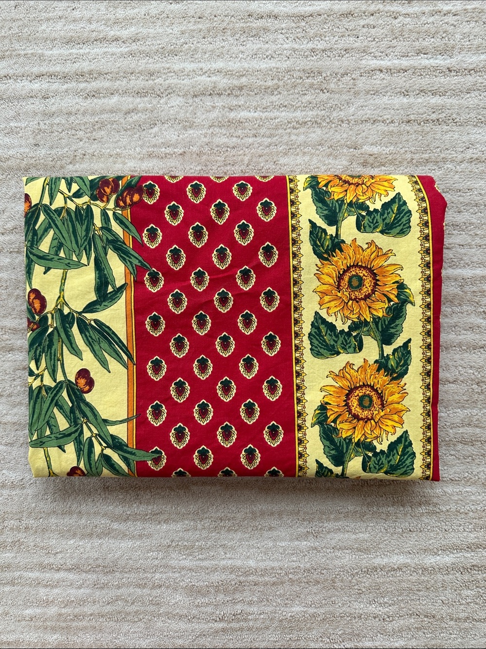 Vent du Sud French-Style Country Sunflower Tablecloth 55" x 80" Rectangular Red